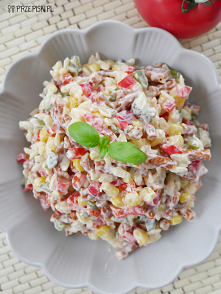 sałatka z kabanosem