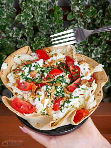 Pyszna sałatka w chrupiącej miseczce z tortilli