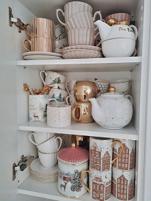 szafka z zimowymi kubkami