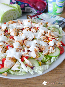 sałatka z sosem czosnkowym