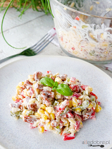 sałatka z kabanosem