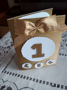 Jak samodzielnie zrobić kartki okolicznościowe? Pomysły na kartki na roczek, 18, chrzest i inne okazje.