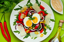 Lekka sałatka z parmezanem i jajkiem