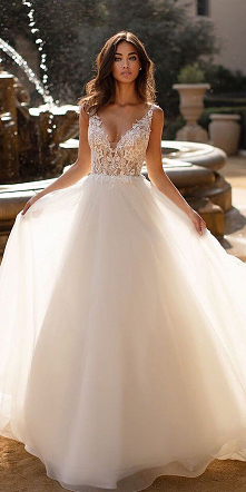 Suknie ślubne w kształcie litery A są pochlebne dla każdej Panny Młodej, niezależnie od jej figury! Zobacz najgorętsze sukienki w kształcie litery A od najlepszych projektantów.