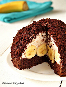 Bardzo znane ciasto w kształcie kopca kreta. Składa się z czekoladowego ciasta, słodkich bananów i puszystej bitej śmietany z dodatkiem startej czekolady. Wiem,…