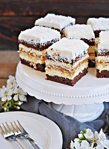 Ciasto Kokosowa KRÓWKA – Zapraszam na nowe, pyszne ciasto w Małej Cukierence. Kremowe, kokosowe, troszkę waniliowe, przełożone masą krówkową. Bardzo smaczne, wilgotne i aromatyc...