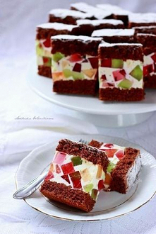 Lekkie i kolorowe ciasto śmietankowe. Na biszkopcie kakaowym, z dodatkiem pięciu różnych galaretek. Przygotowanie takiego ciasta nie jest skomplikowane, ale pochłania trochę cza...