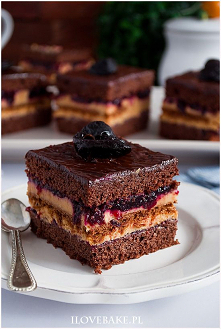 Ciasto kajmakowa porzeczka - I Love Bake
Ciasto kajmakowa porzeczka to połączenie ciasta czekoladowego, kremu maślano-kajmakowego, herbatników oraz dżemu porzeczkowego. Rewelacy...