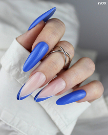 Są takie kolory, które doskonale współgrają z paznokciami w naturalnych odcieniach. Jednym z nich jest Angel's Touch, czyli niebieskofioletowy lakier hybrydowy naszej marki! 