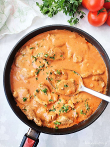 Polędwiczki wieprzowe w sosie pomidorowo-śmietanowym to świetny pomysł na szybki obiad dla całej rodziny. #polędwica #polędwiczki #obiad