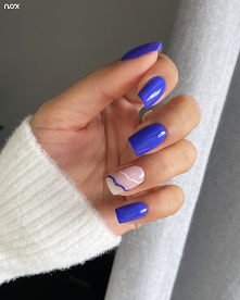 Gustowny kobaltowy odcień w towarzystwie mlecznej bazy kauczukowej to propozycja na zawsze modny manicure! W roli głównej lakier Shiny Cobalt oraz baza Milky White! ❄