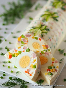 galaretka z sałatką jarzynową i jajkiem, galareta z warzywami, z jajem, jajka, warzywa, mrożonki, Poltino, wielkanoc, wielkanocne śniadanie, co podać na wielkanocny stół, zimne ...