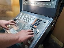 Zastanawiasz się jak nauczyć się programować CNC w taki sposób, by maszyny działały dokładnie tak jak sobie tego życzysz? Z nowoczesną technologią i odpowiednim programem to moż...