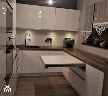 kuchnie lakierowane nowoczesne - Średnia otwarta biała z zabudowaną lodówką z podblatowym zlewozmywa ... - zdjęcie od Projekt-Kuchnie