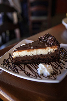 Obłędny sernik czekoladowy
Obłędny sernik czekoladowy na wilgotnym czekoladowym spodzie, z warstwą intensywnego czekoladowego sernika, lekkim musem serowym i czekoladową polewą.