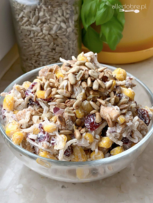 Bardzo ciekawe połączenie smakowe — słony kurczak ze słodką żurawiną. Sałatka z żurawiną i kurczakiem to świetny pomysł na sałatkę o oryginalnym smaku.