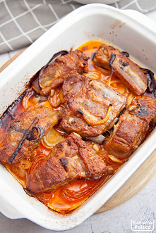 Bardzo prosty, a zarazem jeden z najlepszych sposobów na przyrządzenie żeberek wieprzowych. Wychodzą, że palce lizać! Przepis na pieczone żeberka Składniki: około 1 kg niezbyt t...