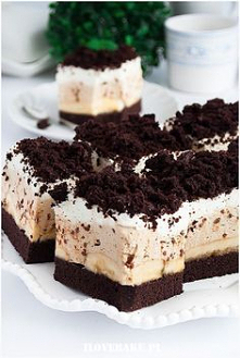 Ciasto kawowy bananowiec to połączenie ciasta czekoladowego, bananów, kremu kawowego oraz śmietankowego. Pyszna kombinacja wielu smaków.