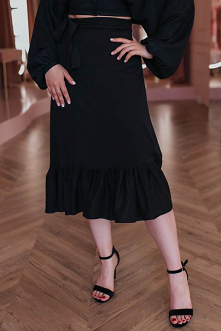 Jeśli budujesz swoją szafę kapsułową, to damskie spódnice to must have! Sprawdzą się zarówno w eleganckich stylizacjach, jak i również w tych bardziej sportowych. Mogą być z pow...