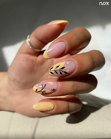 Pastelowy french to idealny kompan większości wiosennych kreacji! W roli głównej lakier hybrydowy Morelowe Lody! 