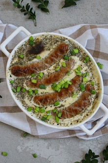 Biała kiełbasa i chrzan to nieodzowny element nie tylko koszyczka, ale i wielkanocnego śniadania. Kiedy zasiadamy z rodziną przy zastawionym stole, sięgamy po ciepłą kiełbasę i ...