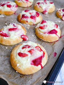 domowe drożdżówki z truskawkami