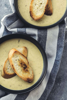 Idealna na jesienne dni, rozgrzewająca zupa czosnkowa.
