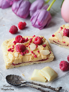 Mazurek z paloną białą czekoladą i malinami