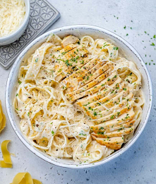 Przepis na zdrowszego kurczaka Fettuccine Alfredo | Zdrowe Posiłki Fitness Klasyczne fettuccine Alfredo oblane domowym sosem z serka śmietankowego, parmezanu, mleka, czosnku, a ...