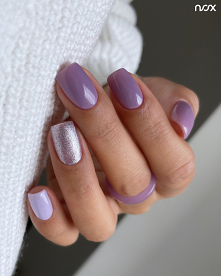 Liliowe paznokcie to doskonały kompan wiosennych kreacji, a wzbogacone odrobiną wrzosowego brokatu jeszcze zyskują uroku! W roli głównej lakier Secret Adorer w towarzystwie Spar...