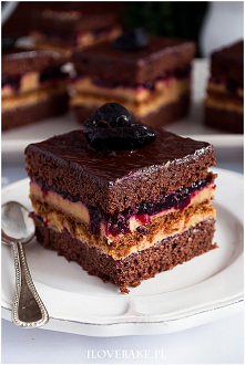 Ciasto kajmakowa porzeczka
Ciasto kajmakowa porzeczka to połączenie ciasta czekoladowego, kremu maślano-kajmakowego, herbatników oraz dżemu porzeczkowego. Rewelacyjne w smaku i ...