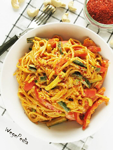 Szybki makaron z cukinią i papryką w kremowym sosie, wegański - WegePedia
Pełnoziarnisty makaron z cukinią i papryką oraz śmietanowym sosem doprawionym 3 paprykami. Pyszne i bar...