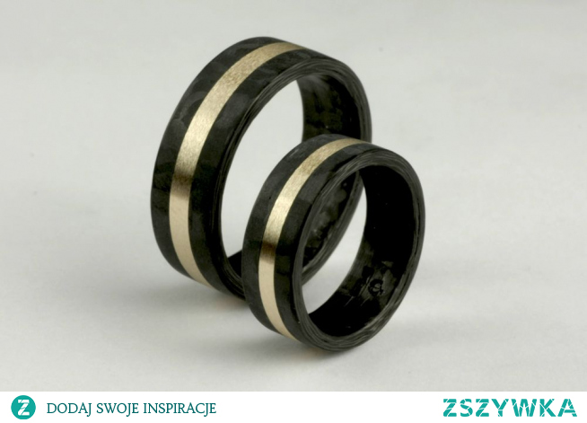 Obrączki z carbonu czyli z laminatu z włókna węglowego z paskiem żółtego złota przez środek o szerokości 6,5 mm i 7,5 mm i satynowanym wykończeniu.