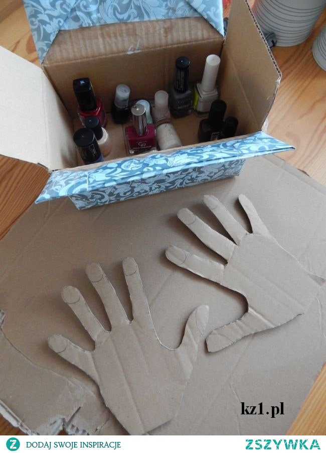 Tekturowe dłonie do malowania dla dzieci.