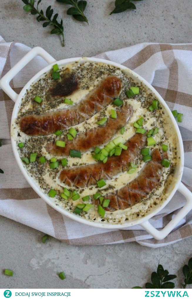 Biała kiełbasa i chrzan to nieodzowny element nie tylko koszyczka, ale i wielkanocnego śniadania. Kiedy zasiadamy z rodziną przy zastawionym stole, sięgamy po ciepłą kiełbasę i uzupełniamy jej smak chrzanem. Kiedy byłam mała, w moim domu białą kiełbasę grzało się w wodzie i podawało tak […]