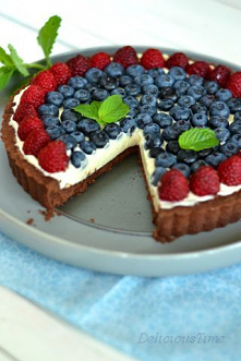 Tarta czekoladowa z owocami