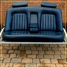 Wygodna sofka kubełkowa z chromowanymi podłokietnikami