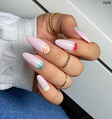 Owocowe wzorki to idealny kompan wiosennych i letnich kolorków! Spójrzcie jak efektownie wyglądają na podkładzie z lakieru hybrydowego Pink Cupcake! 