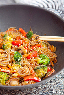 Makaron smażony z warzywami. Przepis wegański — Kulinarna Polska | Przepisy, gotowanie, jedzenie
Szybki obiad z warzywami w roli głównej z azjatyckim sznytem. Makaron ryżowy z w...