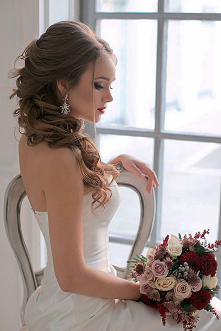 Fryzury ślubne na każdą długość włosów ❤ Zobacz więcej: http://www.weddingforward.com/wedding-hairstyles-every-hair-length/ #weddings Zebraliśmy pomysły na ślub na podstawie tyg...