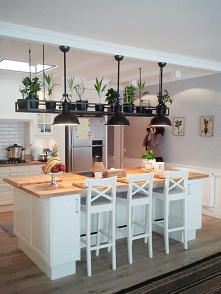 Kuchnia z wyspą
Aranżacja jasnej kuchni w stylu modern classic. Biała kuchnia z wyspą - pomysły i inspiracje na wystrój wnętrz. Jak urządzić otwartą kuchnię w bieli.