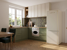 Kuchnia w stylu vintage z białymi i zielonymi frontami z dekoracyjną płytką Paradyż Green Philosophy.