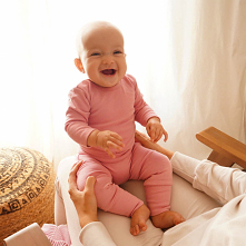 Ubranka Mrofi dla dziewczynki, to urocze body niemowlęce, sukienki, niemowlęce, czy inne urocze ubranka. Duży wybór ubranek dla dziewczynki marki Mrofi znajdziesz w sklepie inte...