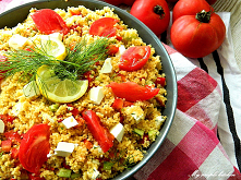 SAŁATKA Z KUSKUSEM, KURCZAKIEM I FETĄ