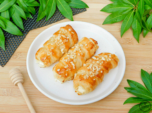 Zapiekana feta w cieście francuskim z miodem