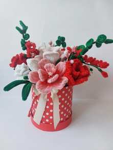 Flower box ,rękodzieło.
Wykonany z ręcznie wykonanych kwiatów z drucików szenilowych (tzw.kreatywnych), perfumowany