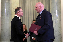 Powołał pajac buhaja -  będą z tego niezłe jaja.
które aż do końca maja będzie robić kacza zgraja