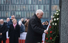 MIESIĘCZNICA - 10 grudnia

Krzyki słychać dokoła, zatłoczona ulica,
Tłum sumień „kłamca” woła; kolejna miesięcznica.
Krzyk kaczora się niesie, choć w argumentach braki.
Wymachuj...