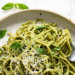 Makaron spaghetti z pesto na talerzu, gotowy do spożycia Film z przepisem powyżej. Tak robię pesto bazyliowe. Spraw, aby był gładki, aby uzyskać najlepszy smak, gdy jest wrzucany do makaronu, lub bardziej chrupiący, jeśli chcesz go użyć jako dipu. Zobacz w poście listę grubych i gładkich oraz listę zastosowań! Zobacz także, jak z pesto zrobić JUICY Pesto Pasta (podpowiedź: to nie tylko makaron i pesto).