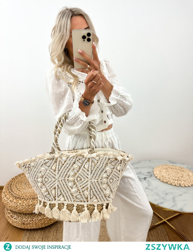 Torba Plażowa Koszyk Boho Beżowy Ręcznie Robiony
Torba plażowa ręcznie wykonana przez lokalnych rzemieślników według tradycyjnej techniki. Przód ozdobiony frędzlami z trawy morskiej w kolorze beżowym. Góra torebki wykończona delikatną koronką oraz drewnianymi koralikami. Rączki bardzo solidnie wykonane. W środku bawełniana podszewka oraz jedna kieszeń. Koszyk zapinany na suwak. Całość prezentuje się bardzo oryginalnie i urozmaici każdą nawet najprostszą stylizację.